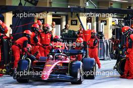 Carlos Sainz Jr (ESP) Ferrari F1-75 makes a pit stop. 20.11.2022. Formula 1 World Championship, Rd 22, Abu Dhabi Grand Prix, Yas Marina Circuit, Abu Dhabi, Race Day.