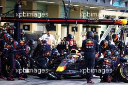 Max Verstappen (NLD) Red Bull Racing RB18 makes a pit stop. 20.11.2022. Formula 1 World Championship, Rd 22, Abu Dhabi Grand Prix, Yas Marina Circuit, Abu Dhabi, Race Day.