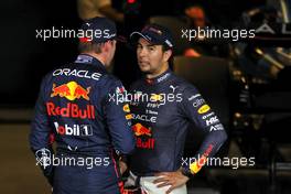 (L to R): Max Verstappen (NLD) Red Bull Racing with team mate Sergio Perez (MEX) Red Bull Racing in qualifying parc ferme. 19.11.2022. Formula 1 World Championship, Rd 22, Abu Dhabi Grand Prix, Yas Marina Circuit, Abu Dhabi, Qualifying Day.