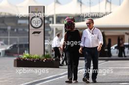 Jacky Ickx (BEL) with his wife Khadja Nin (BUR). 19.11.2022. Formula 1 World Championship, Rd 22, Abu Dhabi Grand Prix, Yas Marina Circuit, Abu Dhabi, Qualifying Day.