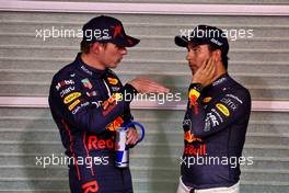 (L to R): Max Verstappen (NLD) Red Bull Racing with team mate Sergio Perez (MEX) Red Bull Racing in qualifying parc ferme. 19.11.2022. Formula 1 World Championship, Rd 22, Abu Dhabi Grand Prix, Yas Marina Circuit, Abu Dhabi, Qualifying Day.