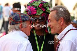 (L to R): Jackie Stewart (GBR) with Khadja Nin (BUR) and her husband Jacky Ickx (BEL). 19.11.2022. Formula 1 World Championship, Rd 22, Abu Dhabi Grand Prix, Yas Marina Circuit, Abu Dhabi, Qualifying Day.