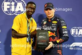 (L to R): Khaby Lame presents the Pirelli Pole Position Award to pole sitter Max Verstappen (NLD) Red Bull Racing in qualifying parc ferme. 19.11.2022. Formula 1 World Championship, Rd 22, Abu Dhabi Grand Prix, Yas Marina Circuit, Abu Dhabi, Qualifying Day.