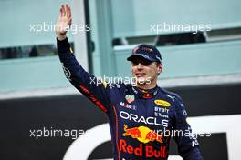 Max Verstappen (NLD) Red Bull Racing celebrates his pole position in qualifying parc ferme. 19.11.2022. Formula 1 World Championship, Rd 22, Abu Dhabi Grand Prix, Yas Marina Circuit, Abu Dhabi, Qualifying Day.
