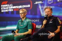 (L to R): Mike Krack (LUX) Aston Martin F1 Team, Team Principal and Christian Horner (GBR) Red Bull Racing Team Principal, in the FIA Press Conference. 19.11.2022. Formula 1 World Championship, Rd 22, Abu Dhabi Grand Prix, Yas Marina Circuit, Abu Dhabi, Qualifying Day.