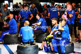 Alpine F1 Team mechanics. 19.11.2022. Formula 1 World Championship, Rd 22, Abu Dhabi Grand Prix, Yas Marina Circuit, Abu Dhabi, Qualifying Day.