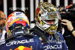  Max Verstappen (NLD) Red Bull Racing (Right) and team mate Sergio Perez (MEX) Red Bull Racing in qualifying parc ferme. 19.11.2022. Formula 1 World Championship, Rd 22, Abu Dhabi Grand Prix, Yas Marina Circuit, Abu Dhabi, Qualifying Day.