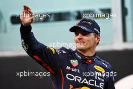 Max Verstappen (NLD) Red Bull Racing celebrates his pole position in qualifying parc ferme. 19.11.2022. Formula 1 World Championship, Rd 22, Abu Dhabi Grand Prix, Yas Marina Circuit, Abu Dhabi, Qualifying Day.