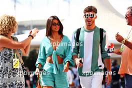 Pierre Gasly (FRA) AlphaTauri with his girlfriend Kika Cerqueira Gomes. 19.11.2022. Formula 1 World Championship, Rd 22, Abu Dhabi Grand Prix, Yas Marina Circuit, Abu Dhabi, Qualifying Day.
