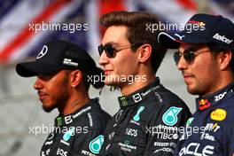 George Russell (GBR) Mercedes AMG F1 with Lewis Hamilton (GBR) Mercedes AMG F1 and Sergio Perez (MEX) Red Bull Racing at the end of year drivers' photograph. 20.11.2022. Formula 1 World Championship, Rd 22, Abu Dhabi Grand Prix, Yas Marina Circuit, Abu Dhabi, Race Day.