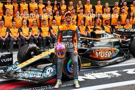 Daniel Ricciardo (AUS) McLaren MCL36 at a team photograph. 20.11.2022. Formula 1 World Championship, Rd 22, Abu Dhabi Grand Prix, Yas Marina Circuit, Abu Dhabi, Race Day.