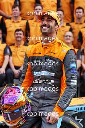 Daniel Ricciardo (AUS) McLaren at a team photograph. 20.11.2022. Formula 1 World Championship, Rd 22, Abu Dhabi Grand Prix, Yas Marina Circuit, Abu Dhabi, Race Day.
