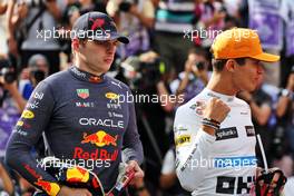 (L to R): Max Verstappen (NLD) Red Bull Racing and Lando Norris (GBR) McLaren at the drivers end of season group photograph. 20.11.2022. Formula 1 World Championship, Rd 22, Abu Dhabi Grand Prix, Yas Marina Circuit, Abu Dhabi, Race Day.