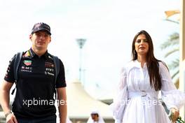 (L to R): Max Verstappen (NLD) Red Bull Racing with girlfriend Kelly Piquet (BRA). 20.11.2022. Formula 1 World Championship, Rd 22, Abu Dhabi Grand Prix, Yas Marina Circuit, Abu Dhabi, Race Day.