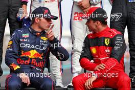 (L to R): Max Verstappen (NLD) Red Bull Racing and Charles Leclerc (MON) Ferrari at the end of year drivers' photograph. 20.11.2022. Formula 1 World Championship, Rd 22, Abu Dhabi Grand Prix, Yas Marina Circuit, Abu Dhabi, Race Day.