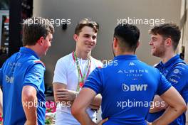 Oscar Piastri (AUS) with members of Alpine F1 Team. 20.11.2022. Formula 1 World Championship, Rd 22, Abu Dhabi Grand Prix, Yas Marina Circuit, Abu Dhabi, Race Day.