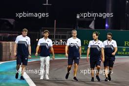 Pierre Gasly (FRA) AlphaTauri walks the circuit with the team. 17.11.2022. Formula 1 World Championship, Rd 22, Abu Dhabi Grand Prix, Yas Marina Circuit, Abu Dhabi, Preparation Day.