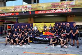 Red Bull Racing receive the DHL Fastest Pit Stop Award. 17.11.2022. Formula 1 World Championship, Rd 22, Abu Dhabi Grand Prix, Yas Marina Circuit, Abu Dhabi, Preparation Day.