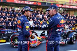 (L to R): Sergio Perez (MEX) Red Bull Racing and Max Verstappen (NLD) Red Bull Racing at a team photograph. 17.11.2022. Formula 1 World Championship, Rd 22, Abu Dhabi Grand Prix, Yas Marina Circuit, Abu Dhabi, Preparation Day.