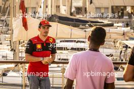 Charles Leclerc (MON) Ferrari with Lawrence Barretto (GBR) Formula 1 Senior Writer Editor. 17.11.2022. Formula 1 World Championship, Rd 22, Abu Dhabi Grand Prix, Yas Marina Circuit, Abu Dhabi, Preparation Day.
