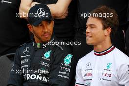 (L to R): Lewis Hamilton (GBR) Mercedes AMG F1 with Nyck de Vries (NLD) McLaren Reserve Driver at a team photograph. 17.11.2022. Formula 1 World Championship, Rd 22, Abu Dhabi Grand Prix, Yas Marina Circuit, Abu Dhabi, Preparation Day.