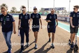 Nicholas Latifi (CDN) Williams Racing and Logan Sargeant (USA) Williams Racing Academy Driver walk the circuit with the team. 17.11.2022. Formula 1 World Championship, Rd 22, Abu Dhabi Grand Prix, Yas Marina Circuit, Abu Dhabi, Preparation Day.