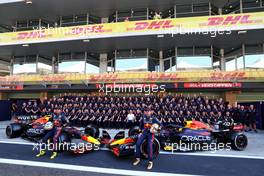 (L to R): Sergio Perez (MEX) Red Bull Racing and Max Verstappen (NLD) Red Bull Racing at a team photograph. 17.11.2022. Formula 1 World Championship, Rd 22, Abu Dhabi Grand Prix, Yas Marina Circuit, Abu Dhabi, Preparation Day.