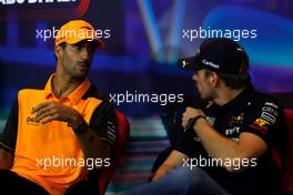 (L to R): Daniel Ricciardo (AUS) McLaren with Max Verstappen (NLD) Red Bull Racing, in the FIA Press Conference. 17.11.2022. Formula 1 World Championship, Rd 22, Abu Dhabi Grand Prix, Yas Marina Circuit, Abu Dhabi, Preparation Day.