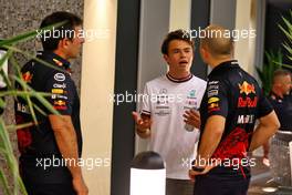 (L to R): Pierre Wache (FRA) Red Bull Racing Technical Director with Nyck de Vries (NLD) McLaren Reserve Driver and Gianpiero Lambiase (ITA) Red Bull Racing Engineer. 17.11.2022. Formula 1 World Championship, Rd 22, Abu Dhabi Grand Prix, Yas Marina Circuit, Abu Dhabi, Preparation Day.