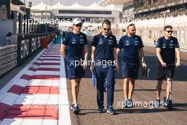Nicholas Latifi (CDN) Williams Racing walks the circuit with the team. 17.11.2022. Formula 1 World Championship, Rd 22, Abu Dhabi Grand Prix, Yas Marina Circuit, Abu Dhabi, Preparation Day.