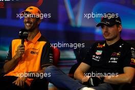 (L to R): Daniel Ricciardo (AUS) McLaren with Max Verstappen (NLD) Red Bull Racing, in the FIA Press Conference. 17.11.2022. Formula 1 World Championship, Rd 22, Abu Dhabi Grand Prix, Yas Marina Circuit, Abu Dhabi, Preparation Day.
