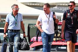 (L to R): Raymond Vermeulen (NLD) Driver Manager with Jos Verstappen (NLD) and Bradley Scanes (GBR) Red Bull Racing Physio and Performance Coach. 17.11.2022. Formula 1 World Championship, Rd 22, Abu Dhabi Grand Prix, Yas Marina Circuit, Abu Dhabi, Preparation Day.