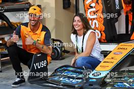 (L to R): Daniel Ricciardo (AUS) McLaren with Anna Tangles (LBN) Artist. 17.11.2022. Formula 1 World Championship, Rd 22, Abu Dhabi Grand Prix, Yas Marina Circuit, Abu Dhabi, Preparation Day.