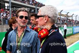 (L to R): Brad Pitt (USA) Actor with Tim Cook (USA) Apple Chief Executive Officer on the grid. 23.10.2022. Formula 1 World Championship, Rd 19, United States Grand Prix, Austin, Texas, USA, Race Day.