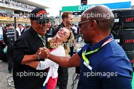 (L to R): Willy T. Ribbs (USA) with Linda Hamilton (GBR) and Anthony Hamilton (GBR) on the grid. 23.10.2022. Formula 1 World Championship, Rd 19, United States Grand Prix, Austin, Texas, USA, Race Day.