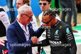 (L to R): Greg Maffei (USA) Liberty Media Corporation President and Chief Executive Officer with Lewis Hamilton (GBR) Mercedes AMG F1 on the grid. 23.10.2022. Formula 1 World Championship, Rd 19, United States Grand Prix, Austin, Texas, USA, Race Day.