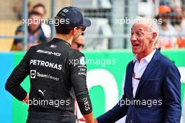 (L to R): George Russell (GBR) Mercedes AMG F1 with Greg Maffei (USA) Liberty Media Corporation President and Chief Executive Officer on the grid. 23.10.2022. Formula 1 World Championship, Rd 19, United States Grand Prix, Austin, Texas, USA, Race Day.