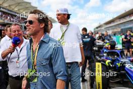 Martin Brundle (GBR) Sky Sports Commentator with Brad Pitt (USA) Actor on the grid. 23.10.2022. Formula 1 World Championship, Rd 19, United States Grand Prix, Austin, Texas, USA, Race Day.