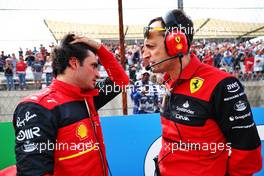 (L to R): Carlos Sainz Jr (ESP) Ferrari with Riccardo Adami (ITA) Ferrari Race Engineer on the grid. 23.10.2022. Formula 1 World Championship, Rd 19, United States Grand Prix, Austin, Texas, USA, Race Day.
