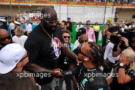 Lewis Hamilton (GBR) Mercedes AMG F1 with Shaquille O'Neal (USA) Former Basketball Player on the grid. 23.10.2022. Formula 1 World Championship, Rd 19, United States Grand Prix, Austin, Texas, USA, Race Day.