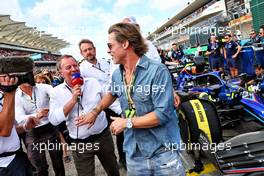 Brad Pitt (USA) Actor with Martin Brundle (GBR) Sky Sports Commentator on the grid. 23.10.2022. Formula 1 World Championship, Rd 19, United States Grand Prix, Austin, Texas, USA, Race Day.