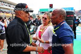 (L to R): Willy T. Ribbs (USA) with Linda Hamilton (GBR) and Anthony Hamilton (GBR) on the grid. 23.10.2022. Formula 1 World Championship, Rd 19, United States Grand Prix, Austin, Texas, USA, Race Day.