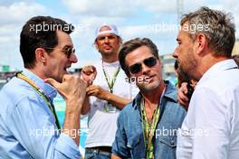 (L to R): Joseph Kosinski (USA) Filmmaker with Brad Pitt (USA) Actor on the grid. 23.10.2022. Formula 1 World Championship, Rd 19, United States Grand Prix, Austin, Texas, USA, Race Day.