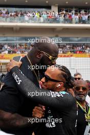 Lewis Hamilton (GBR) Mercedes AMG F1 with Shaquille O'Neal (USA) Former Basketball Player on the grid. 23.10.2022. Formula 1 World Championship, Rd 19, United States Grand Prix, Austin, Texas, USA, Race Day.