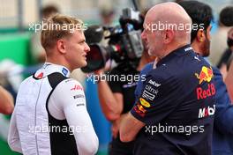 (L to R): Mick Schumacher (GER) Haas F1 Team with Adrian Newey (GBR) Red Bull Racing Chief Technical Officer on the grid. 23.10.2022. Formula 1 World Championship, Rd 19, United States Grand Prix, Austin, Texas, USA, Race Day.