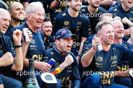 (L to R): Dr Helmut Marko (AUT) Red Bull Motorsport Consultant; Max Verstappen (NLD) Red Bull Racing; and Christian Horner (GBR) Red Bull Racing Team Principal celebrate winning the Constructors' World Championship with the team. 23.10.2022. Formula 1 World Championship, Rd 19, United States Grand Prix, Austin, Texas, USA, Race Day.