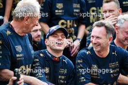 (L to R): Dr Helmut Marko (AUT) Red Bull Motorsport Consultant; Max Verstappen (NLD) Red Bull Racing; and Christian Horner (GBR) Red Bull Racing Team Principal celebrate winning the Constructors' World Championship with the team. 23.10.2022. Formula 1 World Championship, Rd 19, United States Grand Prix, Austin, Texas, USA, Race Day.