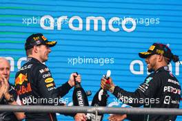 (L to R): Race winner Max Verstappen (NLD) Red Bull Racing celebrates with Lewis Hamilton (GBR) Mercedes AMG F1 on the podium. 23.10.2022. Formula 1 World Championship, Rd 19, United States Grand Prix, Austin, Texas, USA, Race Day.