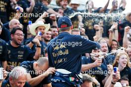 Max Verstappen (NLD) Red Bull Racing celebrates winning the Constructors' World Championship with the team. 23.10.2022. Formula 1 World Championship, Rd 19, United States Grand Prix, Austin, Texas, USA, Race Day.