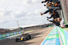 Race winner Max Verstappen (NLD) Red Bull Racing RB18 celebrates as he passes the team at the end of the race. 23.10.2022. Formula 1 World Championship, Rd 19, United States Grand Prix, Austin, Texas, USA, Race Day.